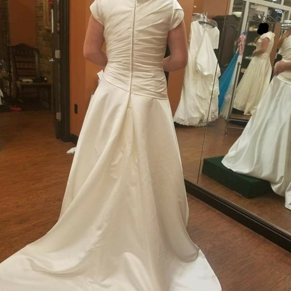 Never written/brand new wedding dress - Picture 2 of 5
